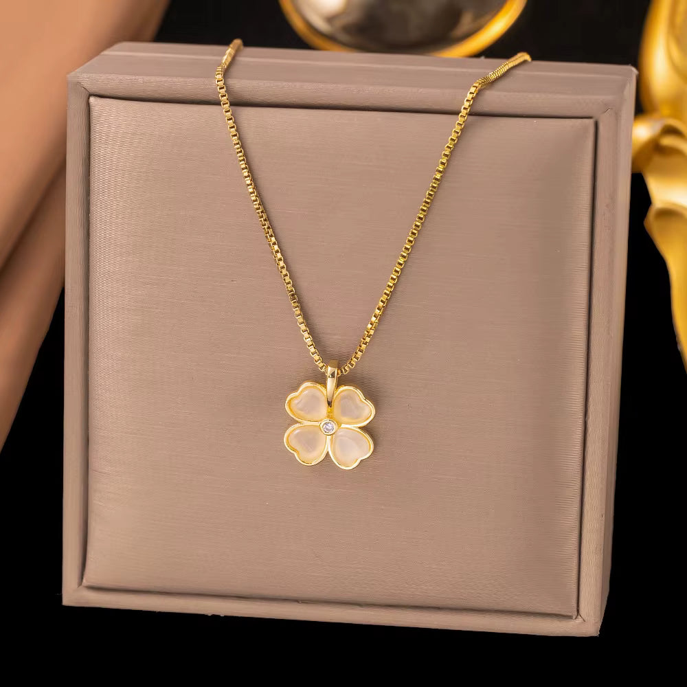 Collier Fleur Nacrée – Doré